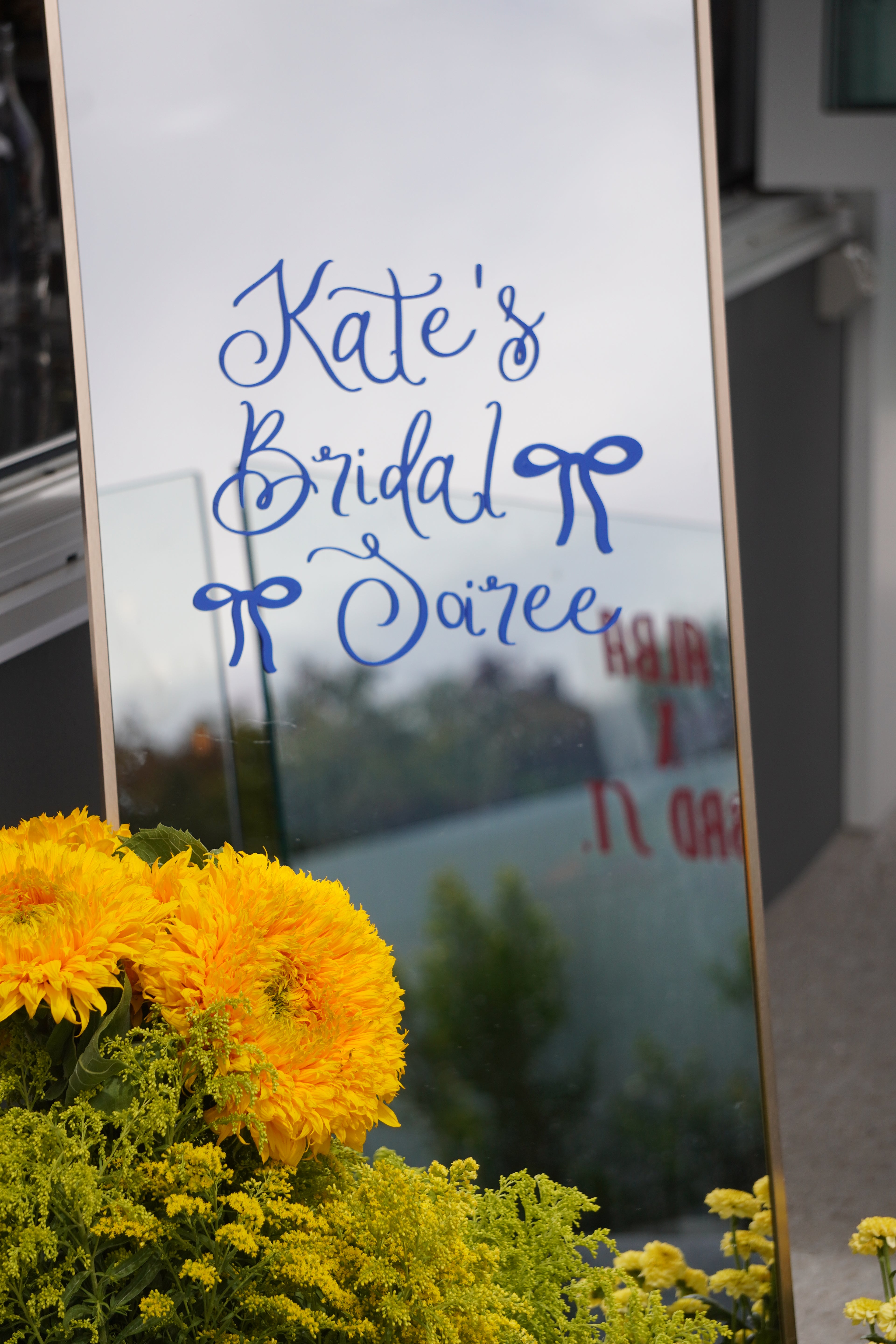 Mirror + Welcome sign decal (hire)